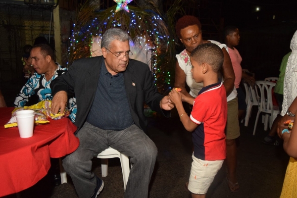 DGDC y Junta de Vecinos de Villas Agrícolas comparten cena de Nochebuena con niños y envejecientes.