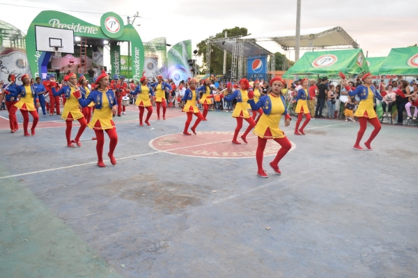Cientos de personas bailan al ritmo de los Grupos Artísticos de la DGDC en Fiestas Patronales de Villa Sombrero.