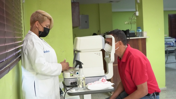Óptica Oviedo y el INAVI benefician a empleados de la DGDC con operativo oftalmológico y feria de electrodomésticos.